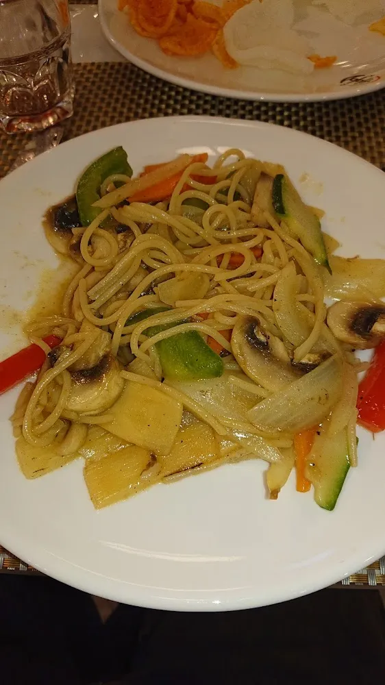 Mélange de Pate Au Légumes Sautés Au Curry